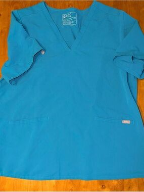 Figs Women’s Short Sleeve V-Neck Top in Teal